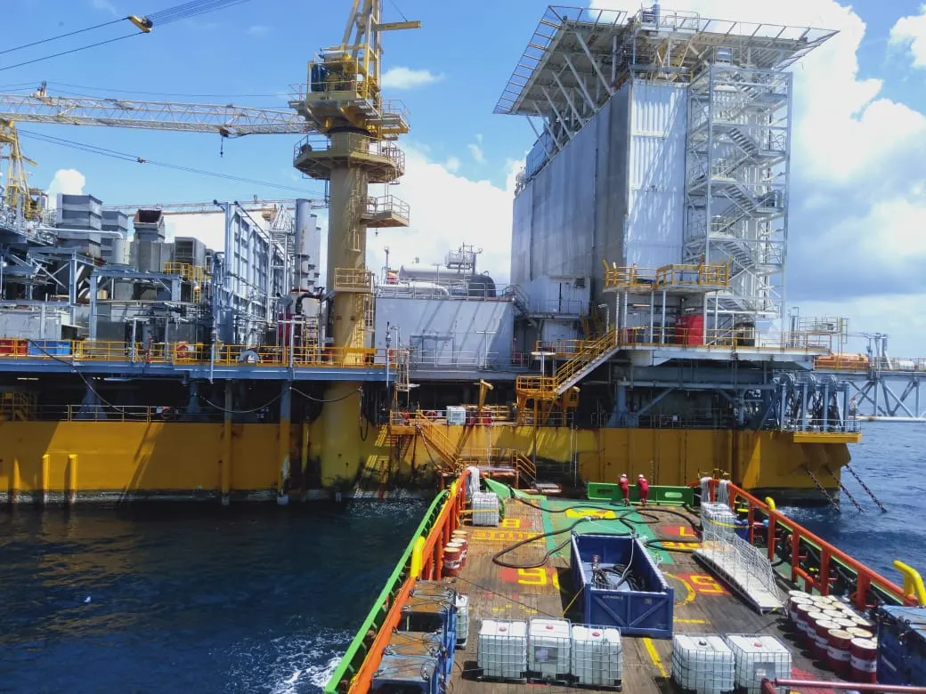Operasi pasokan platform minyak dan gas lepas pantai